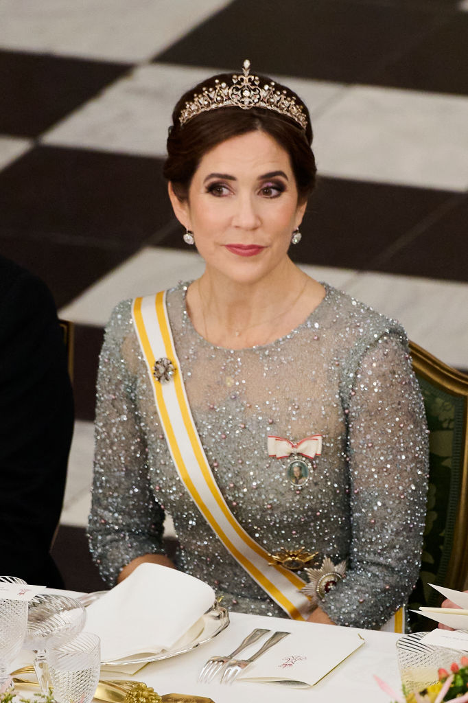 A eleg&acirc;ncia da princesa Mary num vestido brilhante