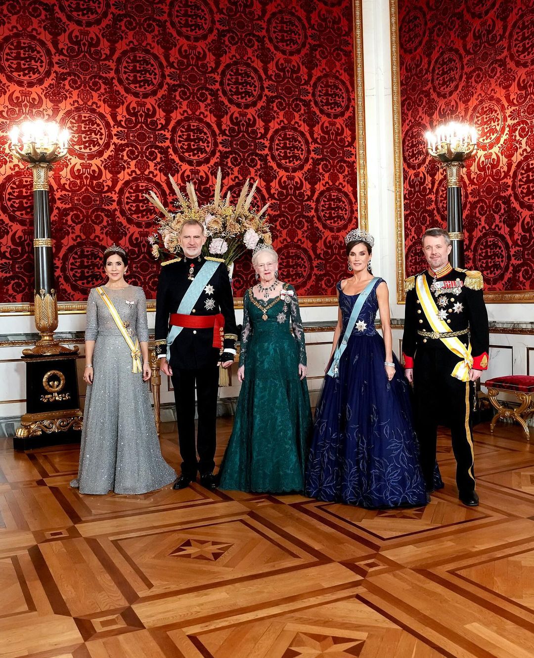 Margarida da Dinamarca oferece jantar de gala em honra dos reis de Espanha