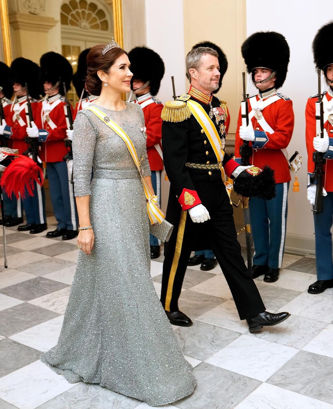 A eleg&acirc;ncia da princesa Mary num vestido brilhante
