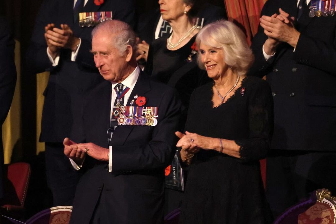 Carlos III emociona-se em homenagem a Isabel II e Filipe de Edimburgo