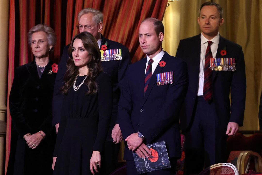 Carlos III emociona-se em homenagem a Isabel II e Filipe de Edimburgo