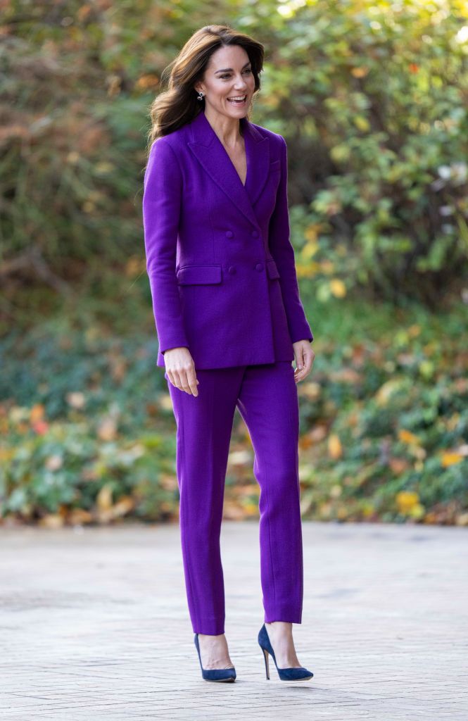 Kate também elege fato mas num impactante roxo