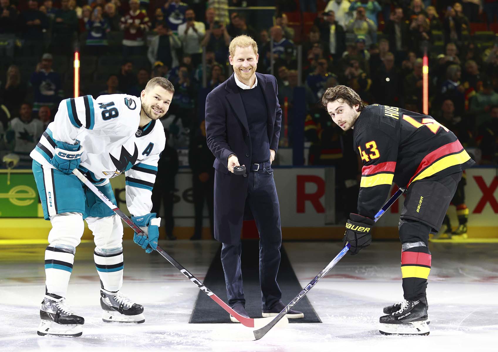 No Canadá, Meghan e Harry divertem-se num jogo de hóquei em gelo