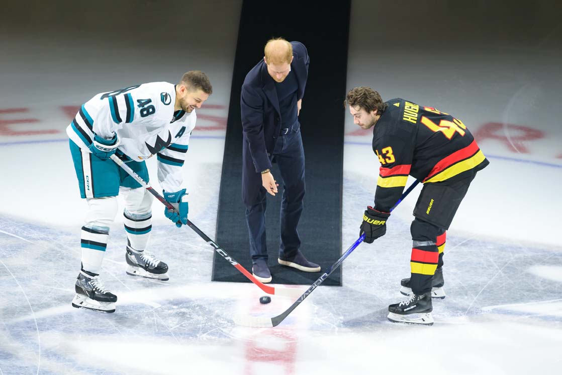 No Canadá, Meghan e Harry divertem-se num jogo de hóquei em gelo