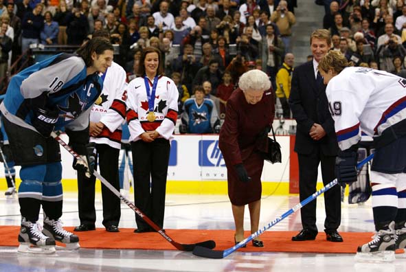No Canadá, Meghan e Harry divertem-se num jogo de hóquei em gelo