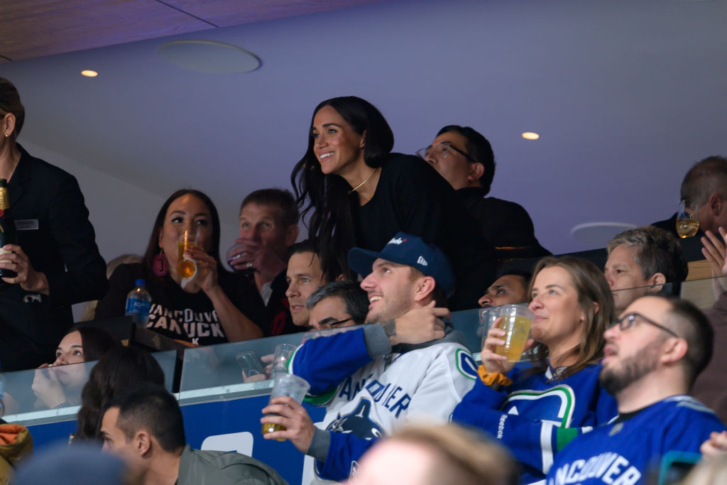 No Canadá, Meghan e Harry divertem-se num jogo de hóquei em gelo