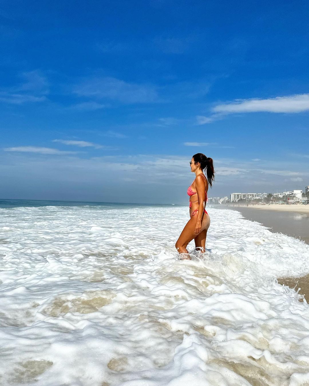 A apresentadora numa praia do rio de Janeiro
