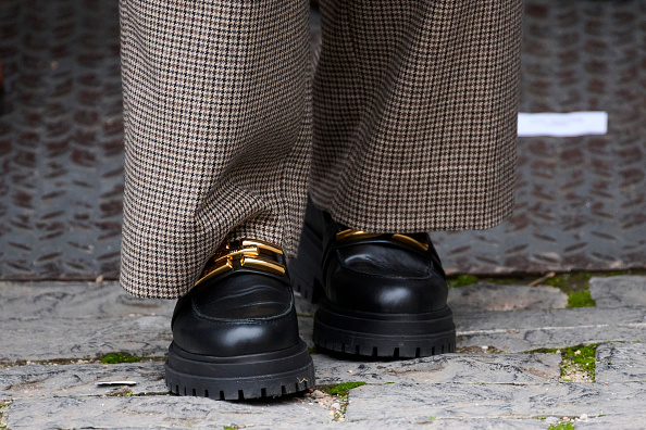 Letizia surpreende com novo estilo e sapatos com sola "track"