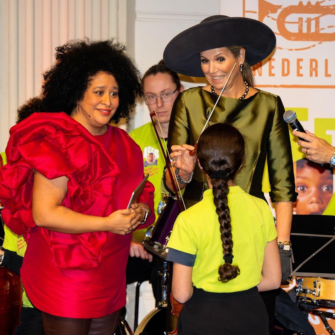 O divertido vídeo de Maxima a dirigir uma orquestra infantil