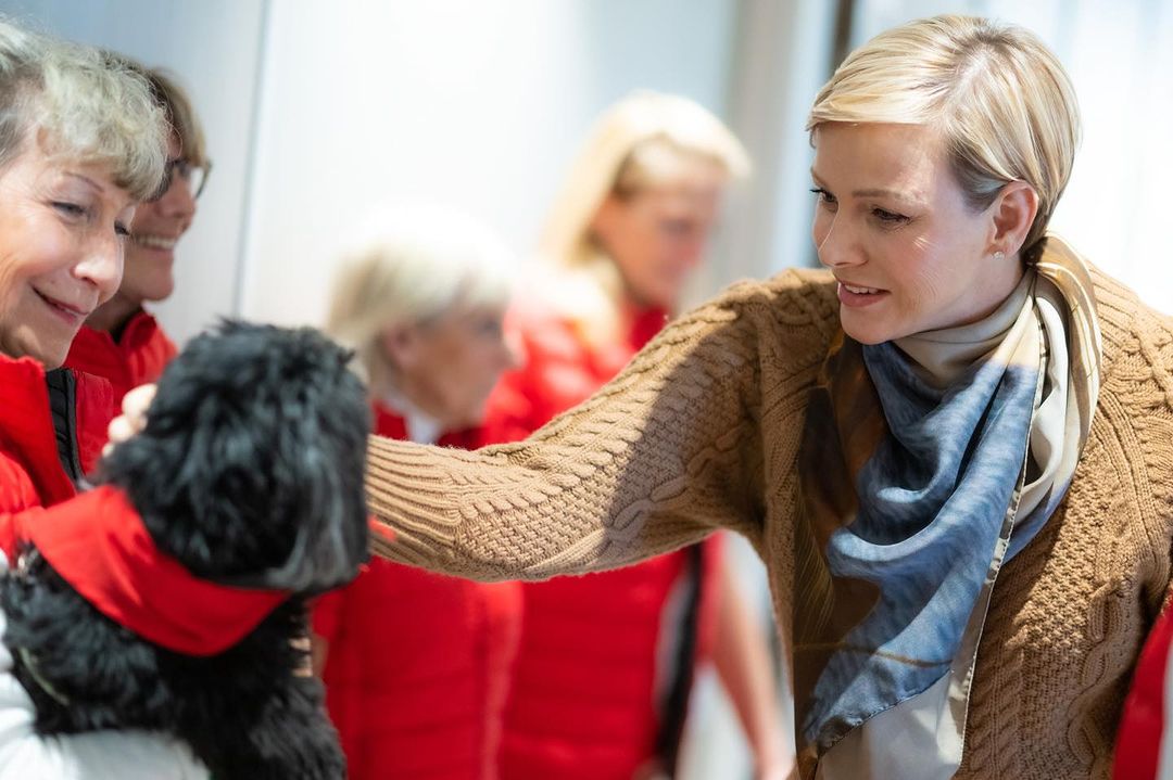 Princesa Charlene visita residência de idosos em companhia especial