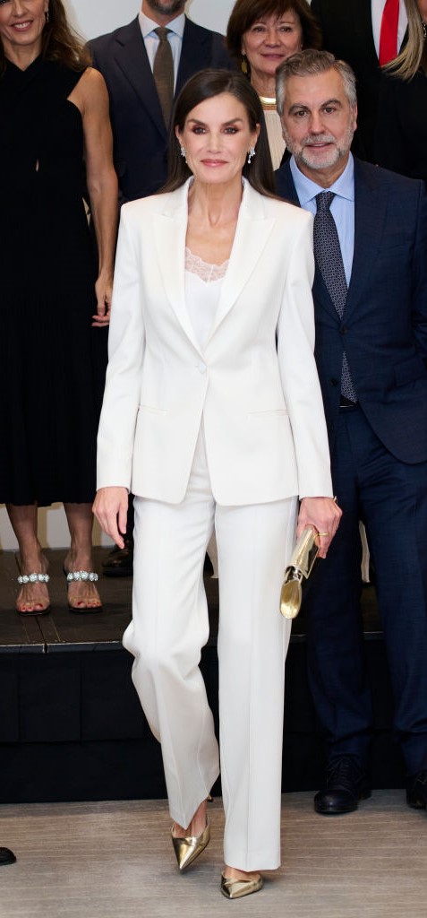 Letizia recupera "look" nupcial com acessórios dourados