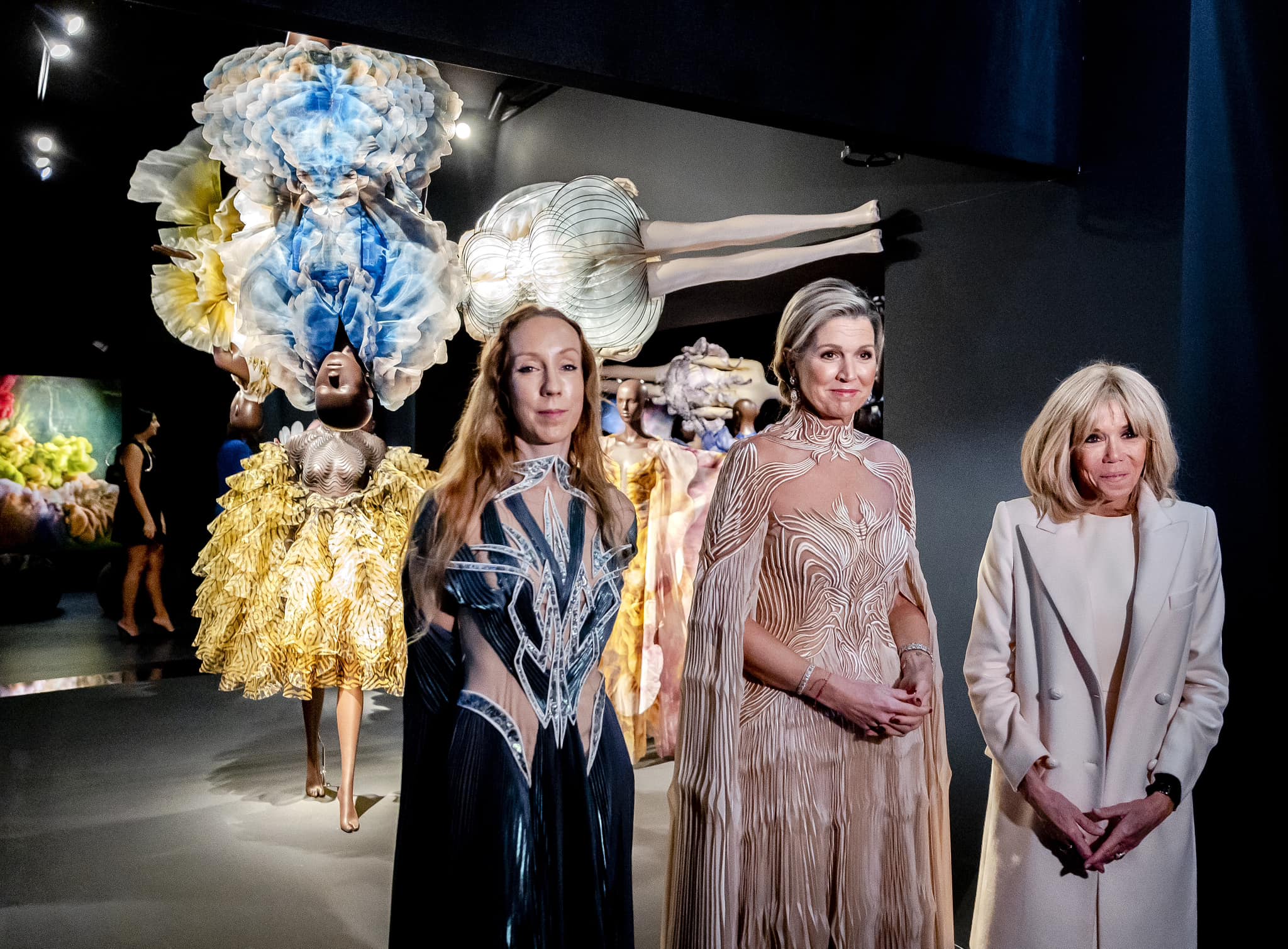 Maxima deslumbra em Paris com vestido cintilante e transparências