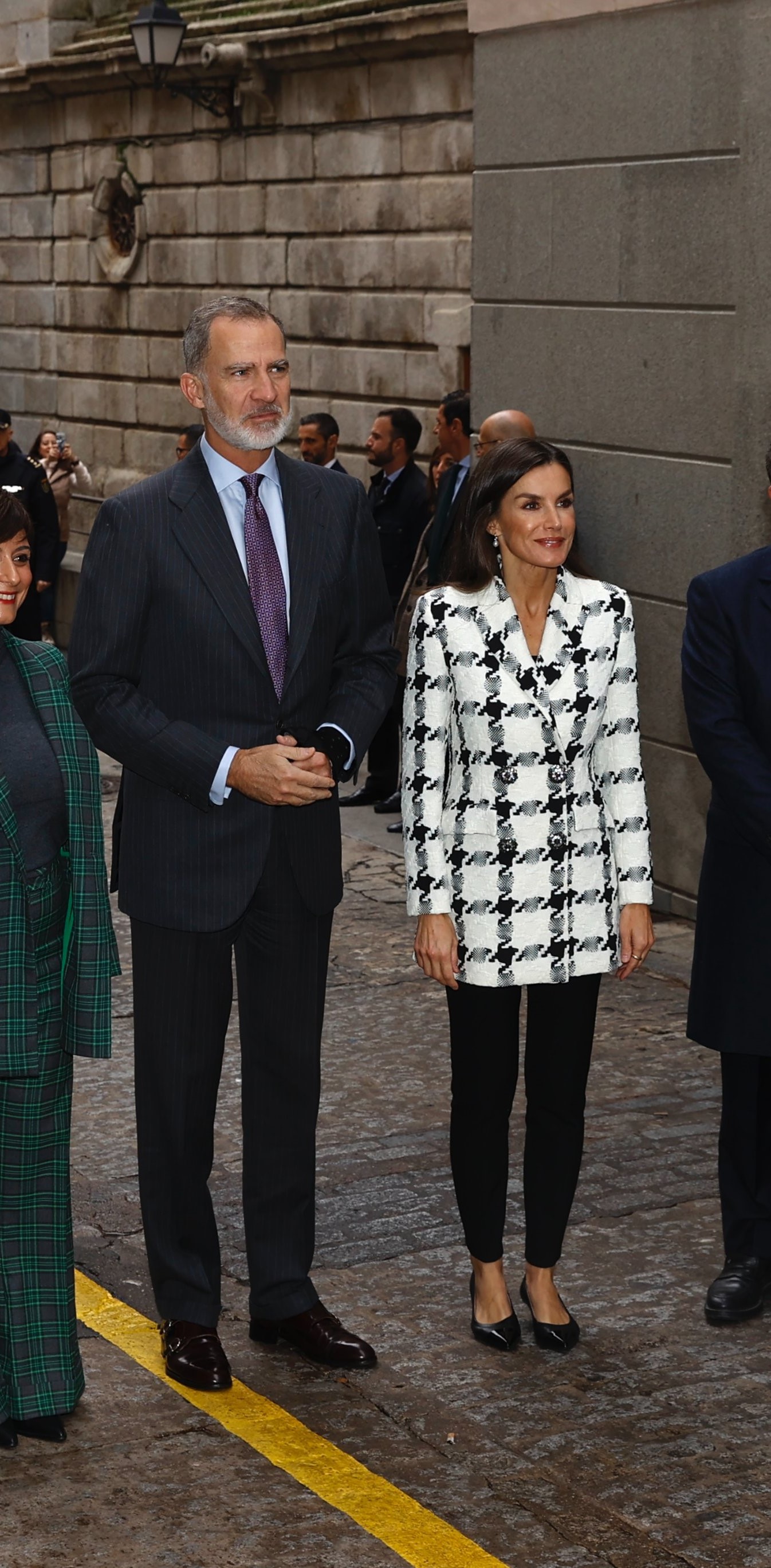 Letizia rendida a um bebé