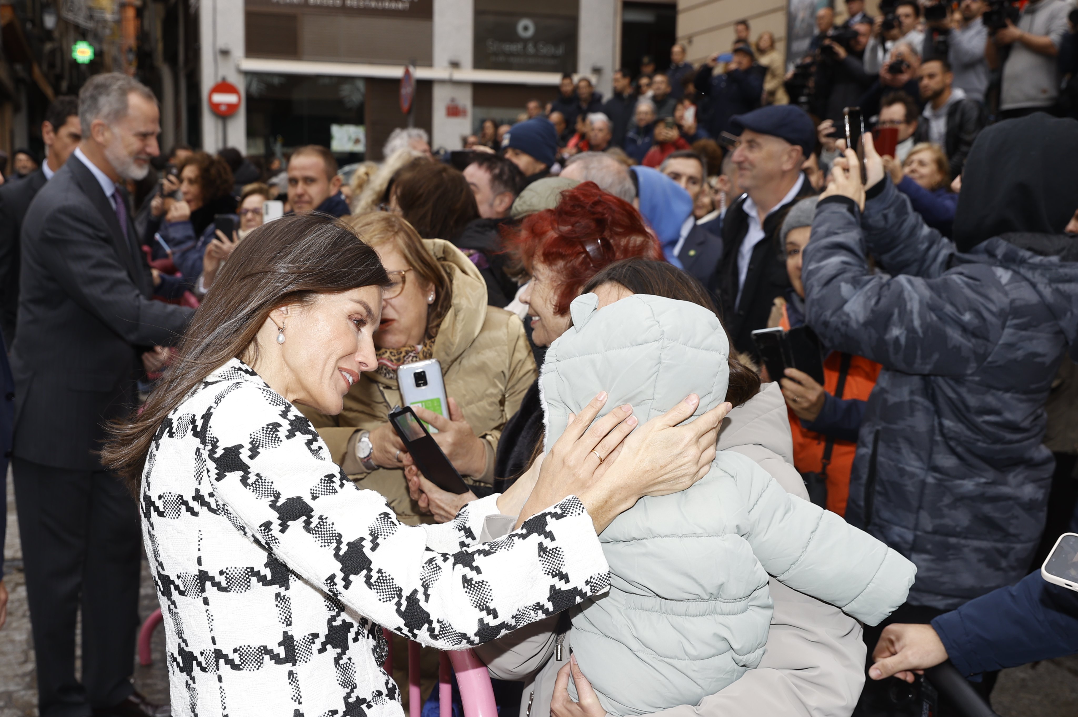 Letizia rendida a um bebé