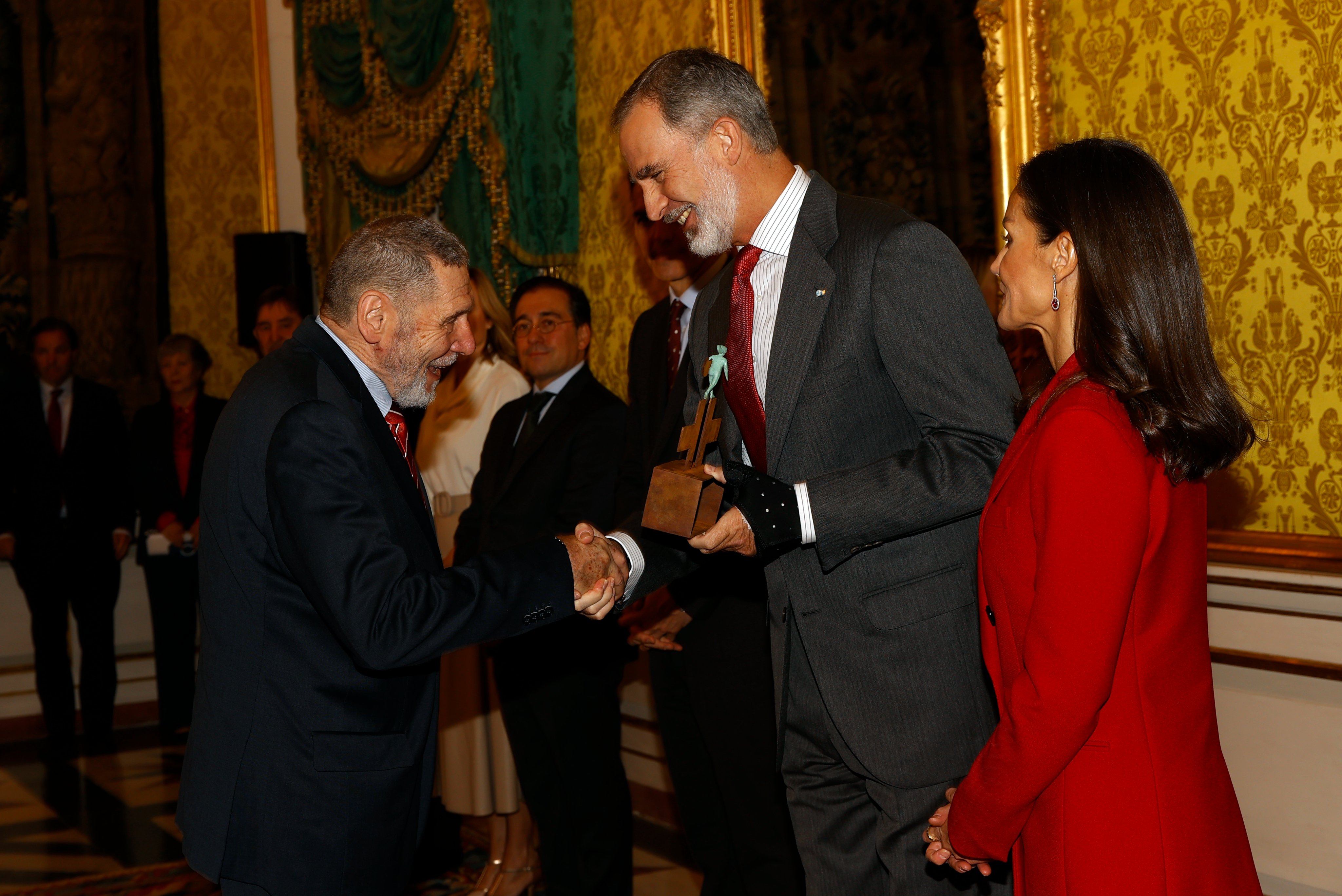 Letizia volta a escolher um fato encarnado