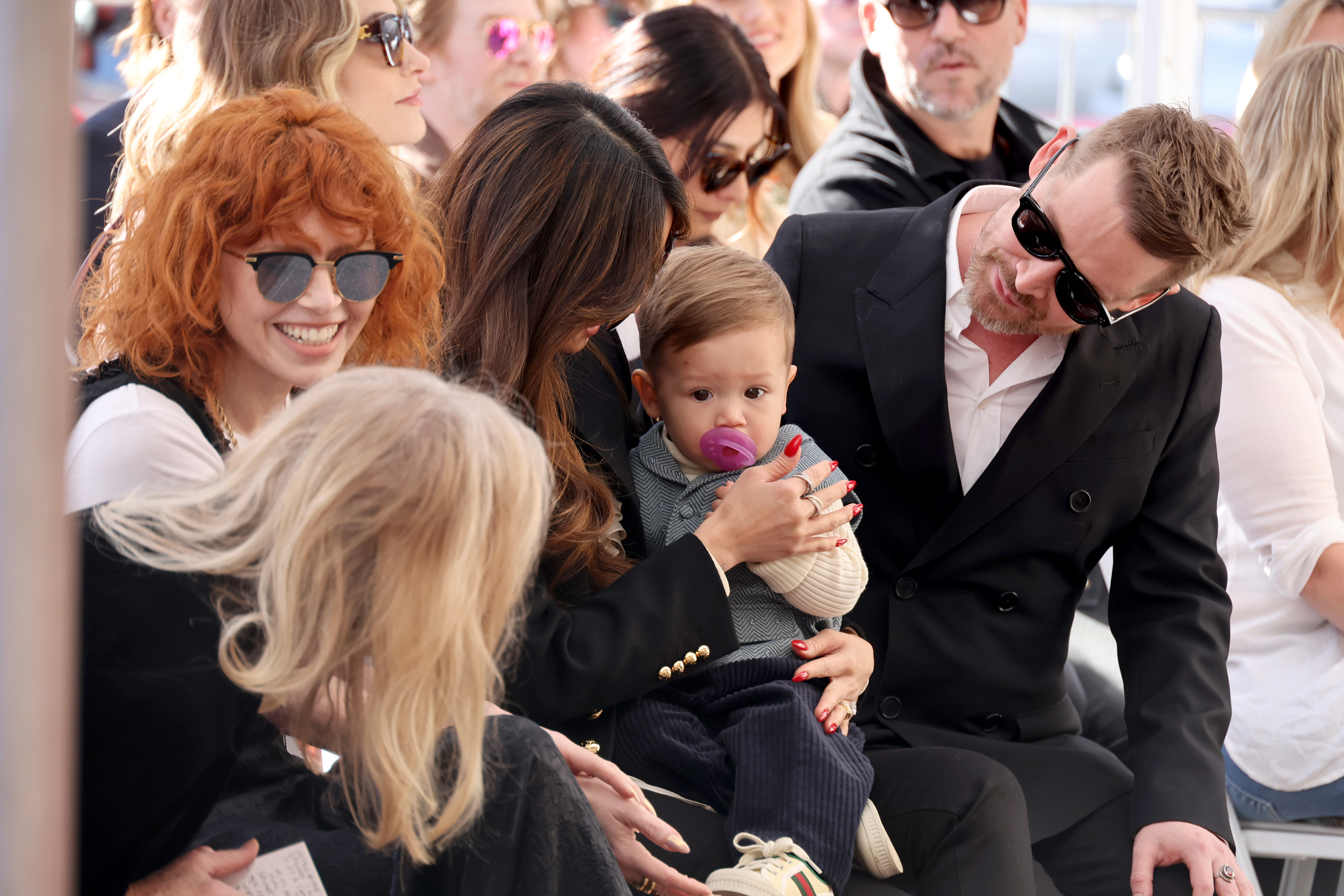 Macaulay Culkin e Brenda Song com o filho mais novo

