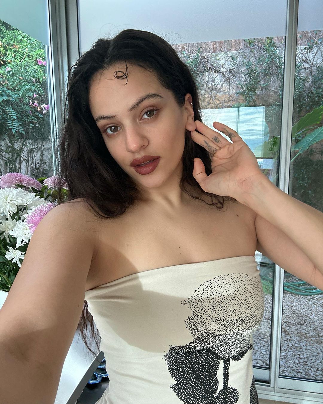 Rosalía e Jeremy Allen White assumem namoro