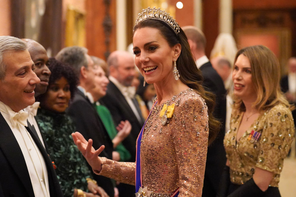 Princesas Kate e Mary apaixonadas pelo mesmo vestido