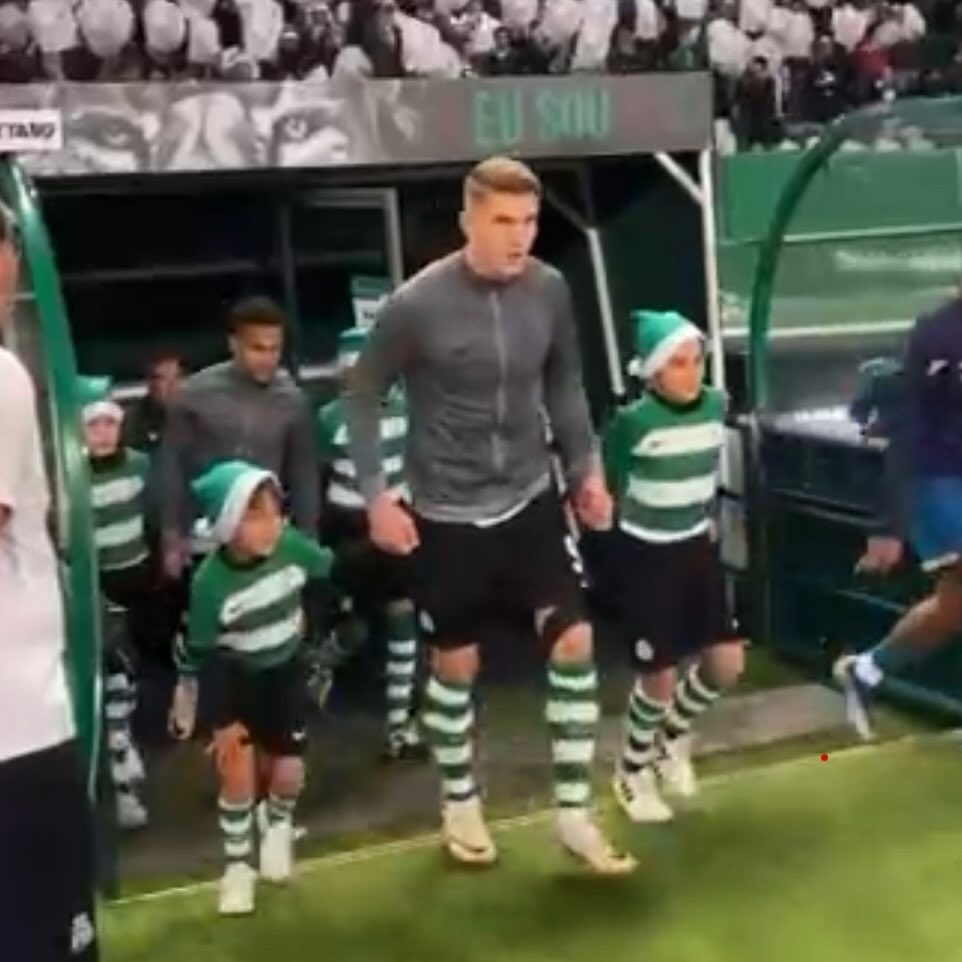 Filho de Tânia Ribas de Oliveira de mão dada com Gyokers no dia do seu 11.º aniversário