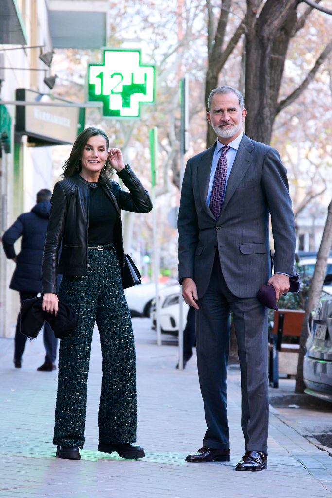 No aniversário da cunhada, Letizia surpreende com calças em "tweed"