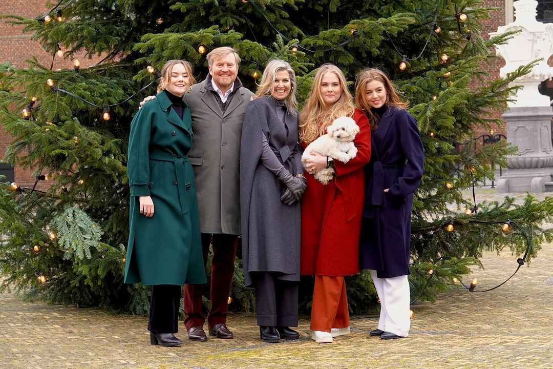 Colorido e com o amigo de quatro patas, é assim o postal de Natal de Maxima e Guilherme dos Países Baixos