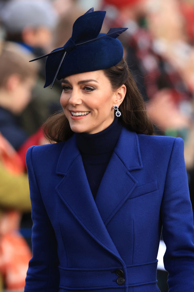 O "look" azul-cobalto de Kate na missa de Natal