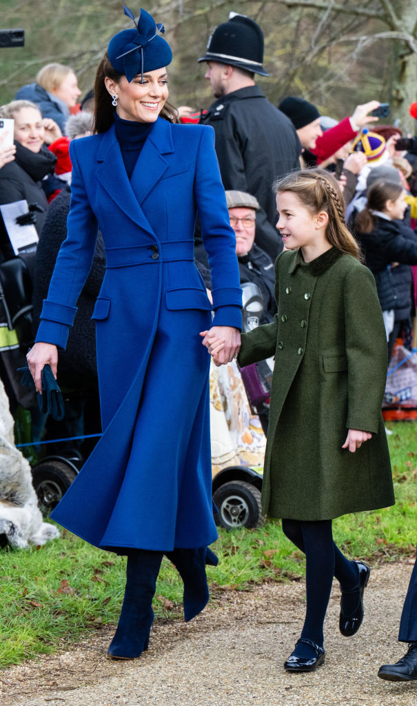 O "look" azul-cobalto de Kate na missa de Natal