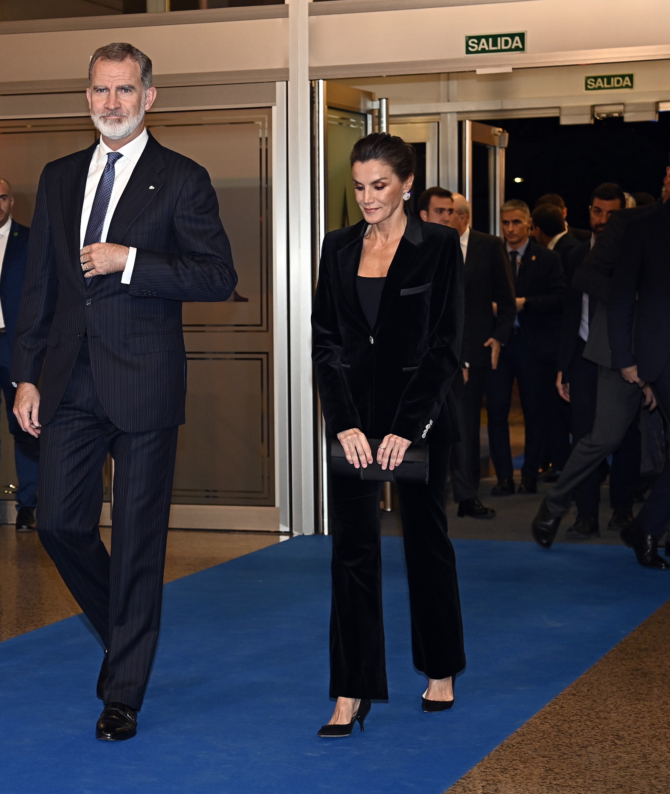 Letizia surge com um novo penteado e um "look" clássico