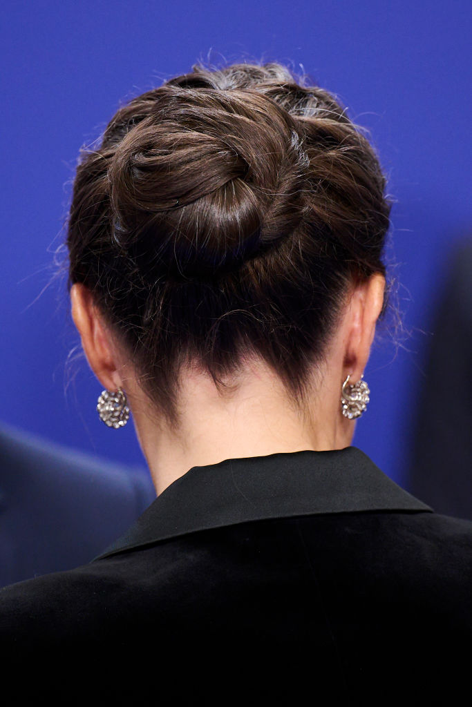 Letizia surge com um penteado sofisticado e um "look" clássico
