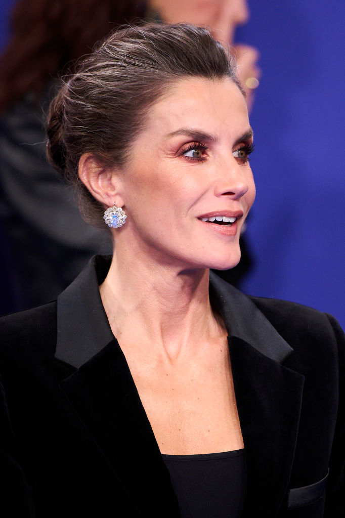 Letizia surge com um novo penteado e um "look" clássico