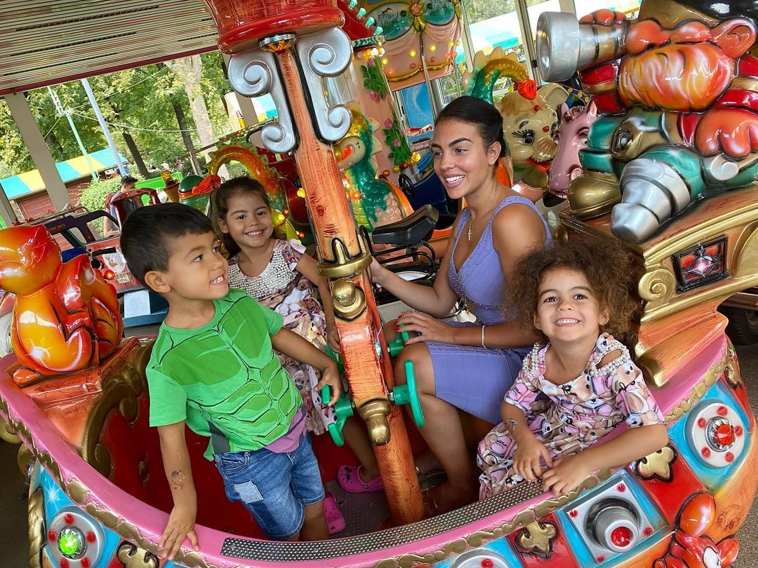 Georgina com Alana, Mateo e Eva
