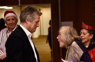 Hugh Grant mostrou o seu lado solidário