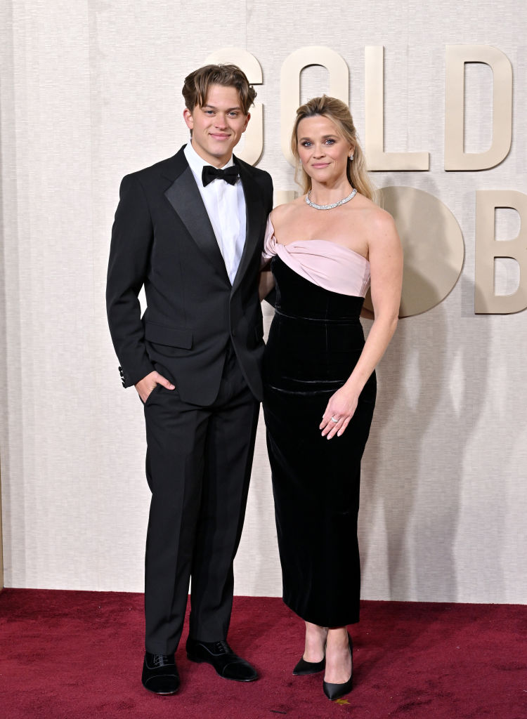 Reese Witherspoon divertiu-se com o filho nos Golden Globe Awards