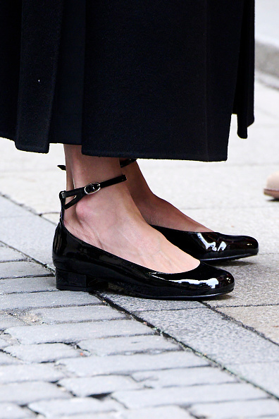 Letizia estreia "look" solidário e sapatos de verniz