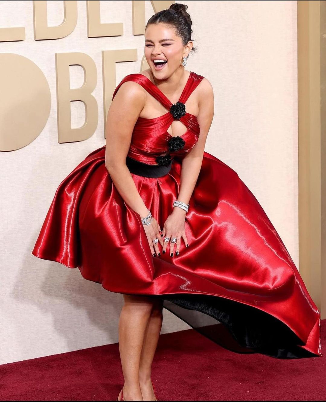 Selena Gomez namora nos bastidores dos Golden Globe Awards