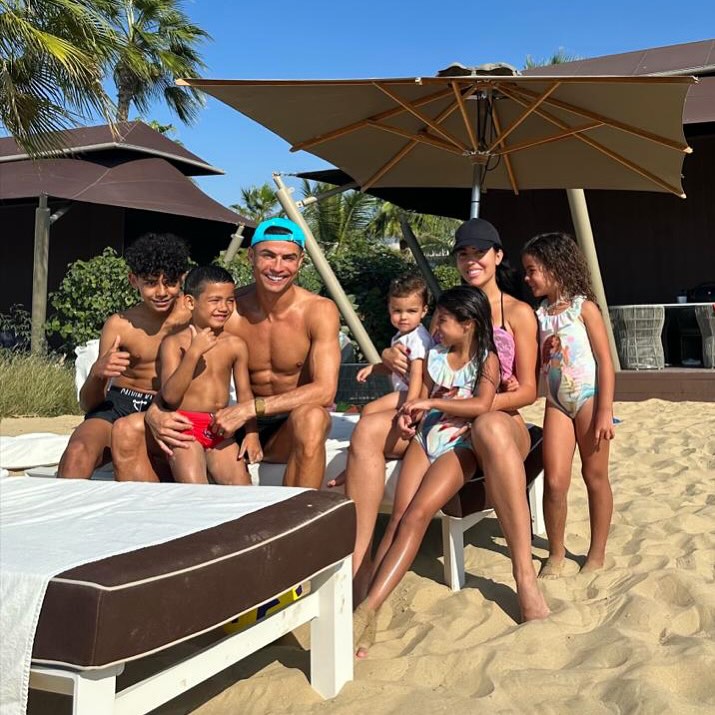 A nova fotografia de família de Cristiano Ronaldo