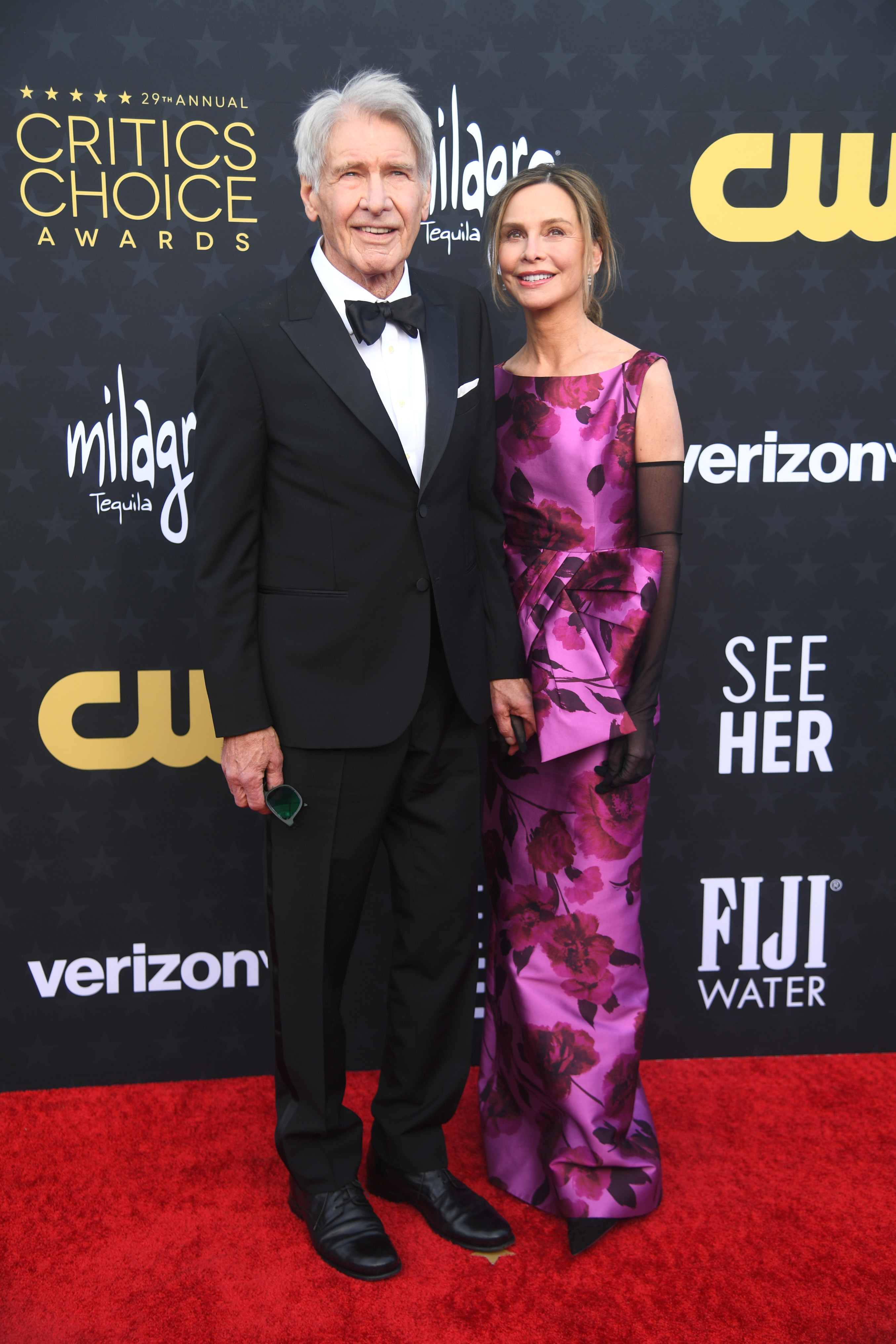 Emocionado, Harrison Ford declara-se à mulher em noite de prémios
