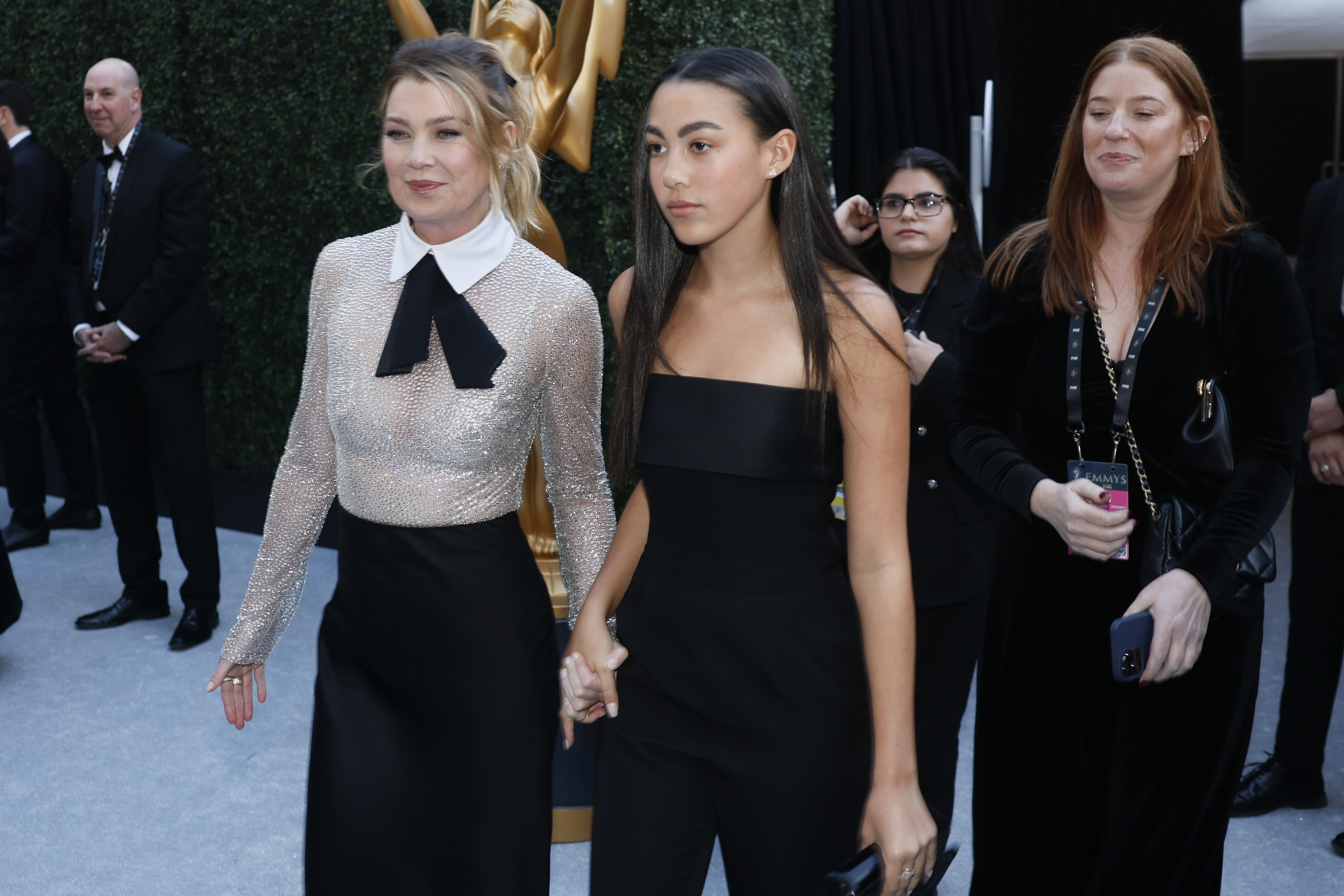 Ellen Pompeo e a filha na passadeira vermelha dos Emmys