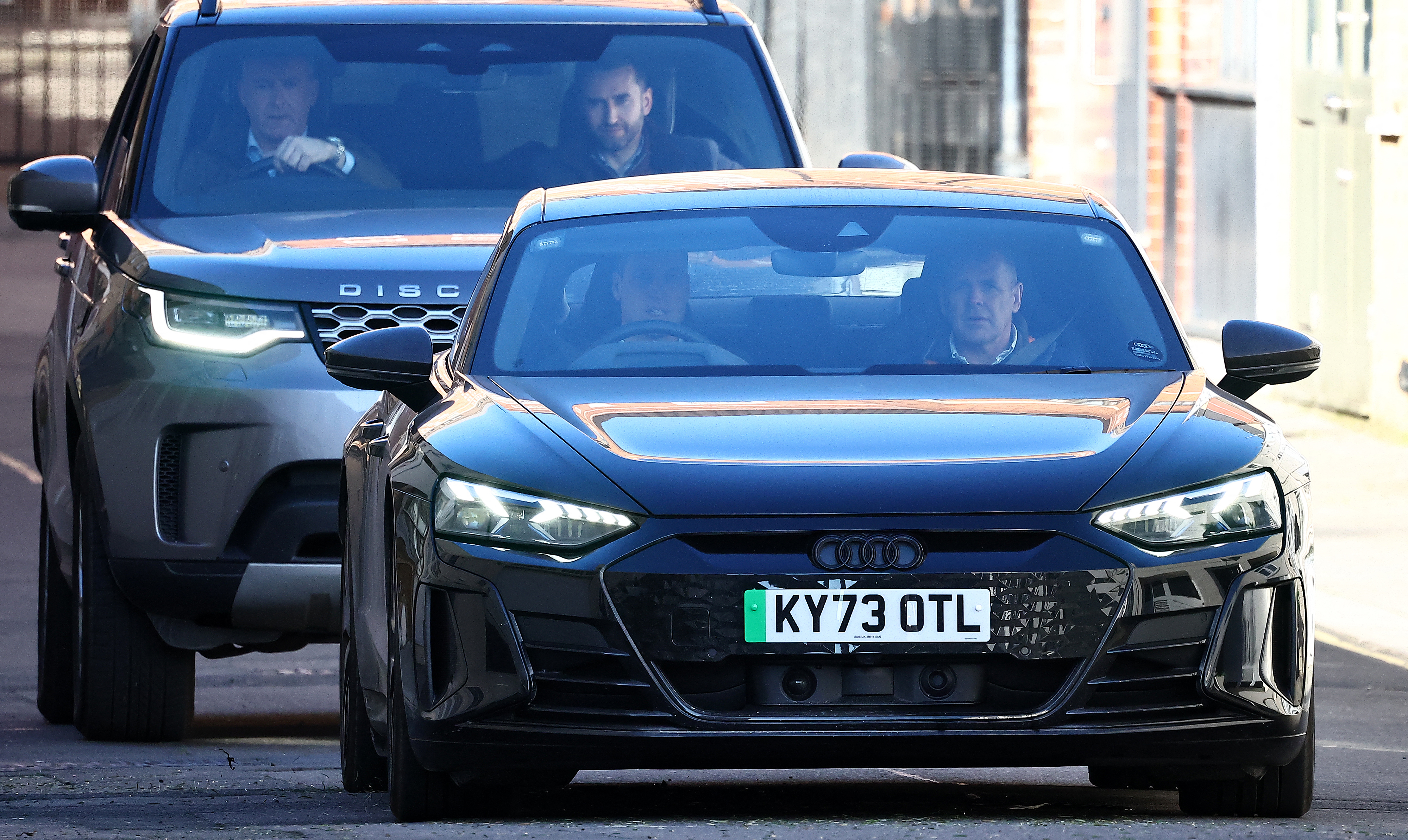 De semblante triste, William visita Kate no hospital