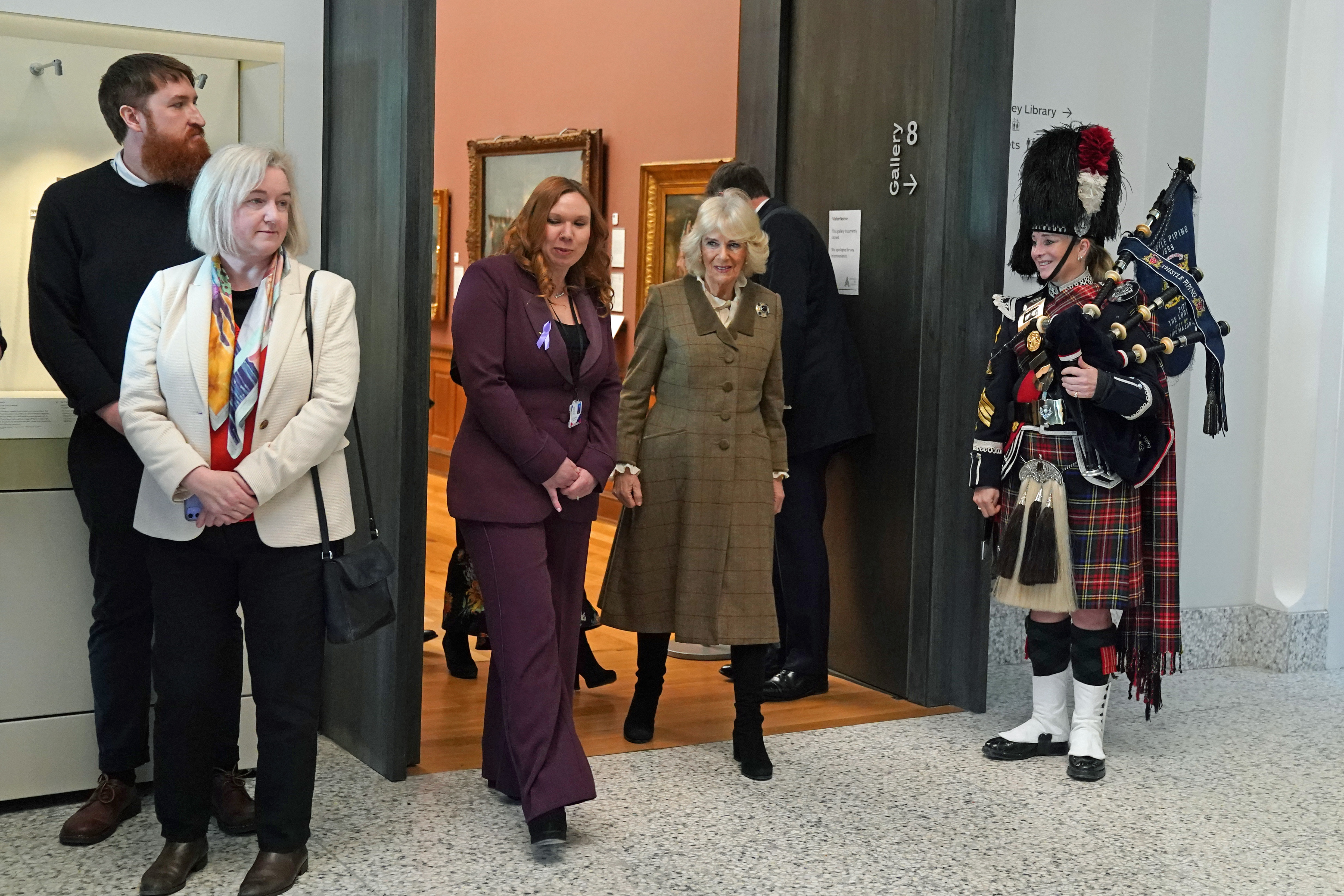 Com Carlos III e os príncipes de Gales ausentes, Camilla é a grande protagonista da família real
