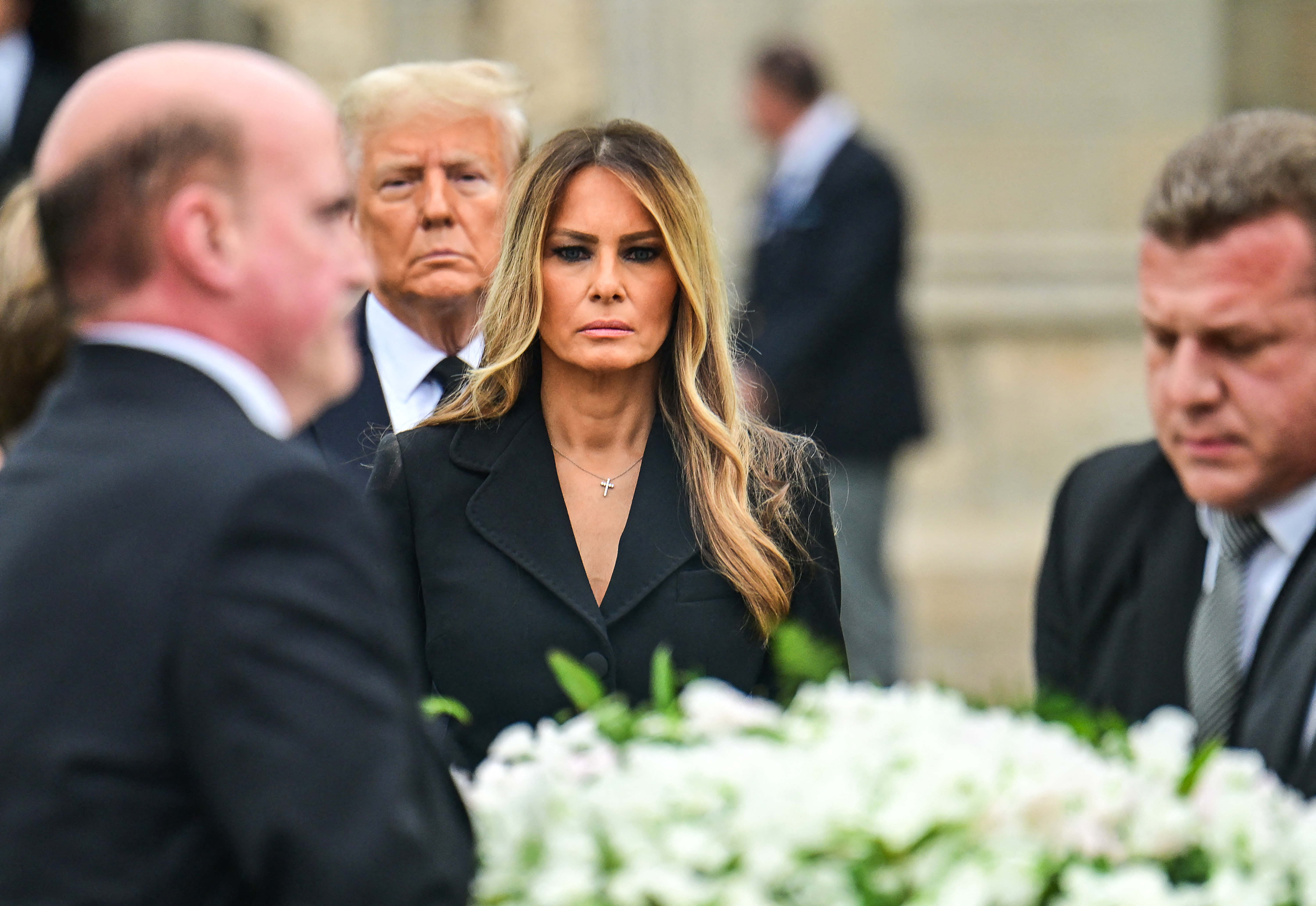 A ex primeira dama foi confortada por Donald Trump e pel
o filho de ambos, Barron.