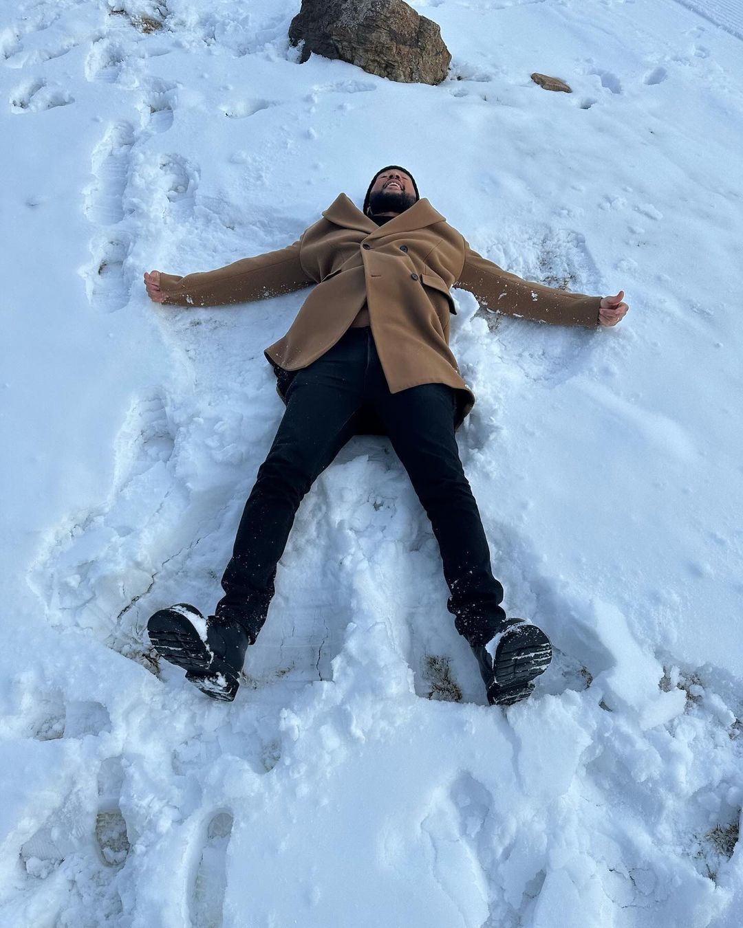 John Legend diverte-se com os filhos na neve
