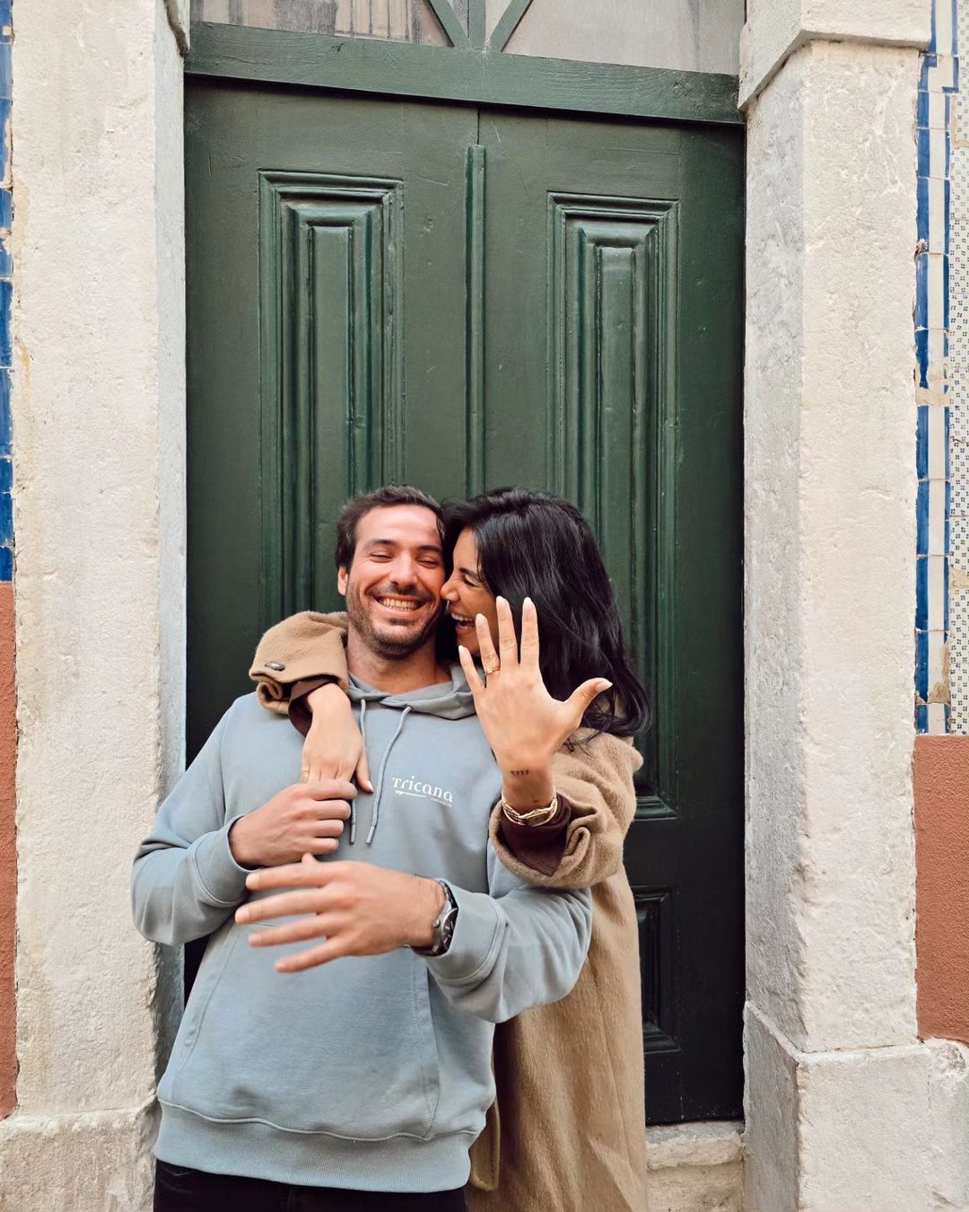 Feliz, Mia Rose está noiva e mostra o anel