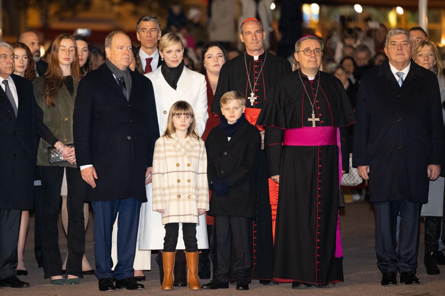 Acompanhados pelos filhos, Charlene e Alberto celebram as festas da Santa Devota