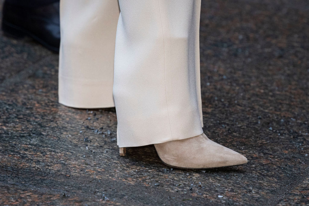 O elegante visual monocromático de Victoria da Suécia 