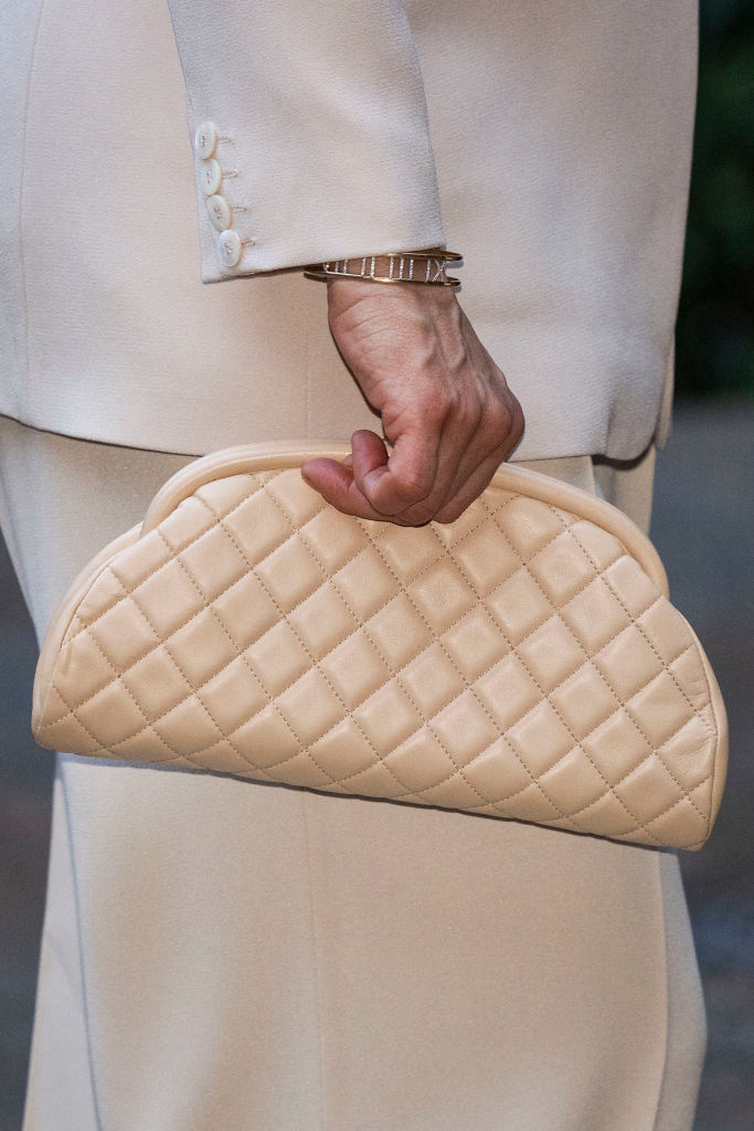 O elegante visual monocromático de Victoria da Suécia 