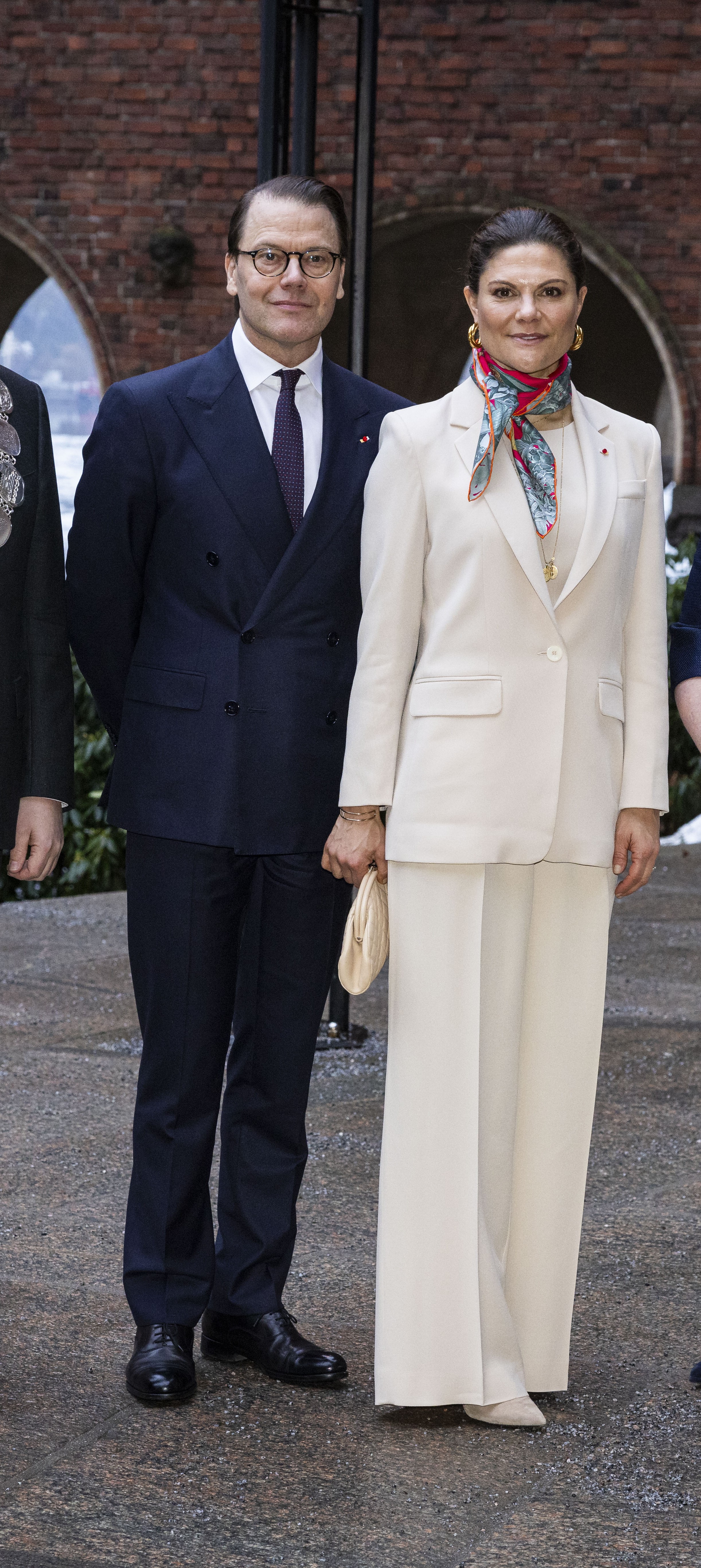 O elegante visual monocromático de Victoria da Suécia 
