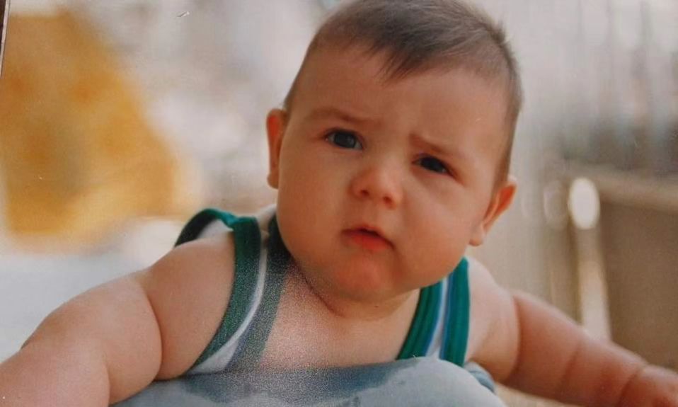 Diogo Valsassina assinala aniversário com foto de infância