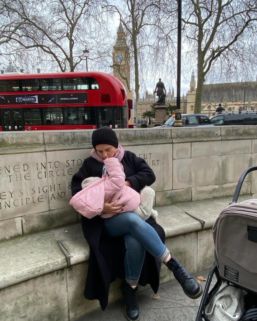 A atriz mostra-se feliz durante a viagem de família

