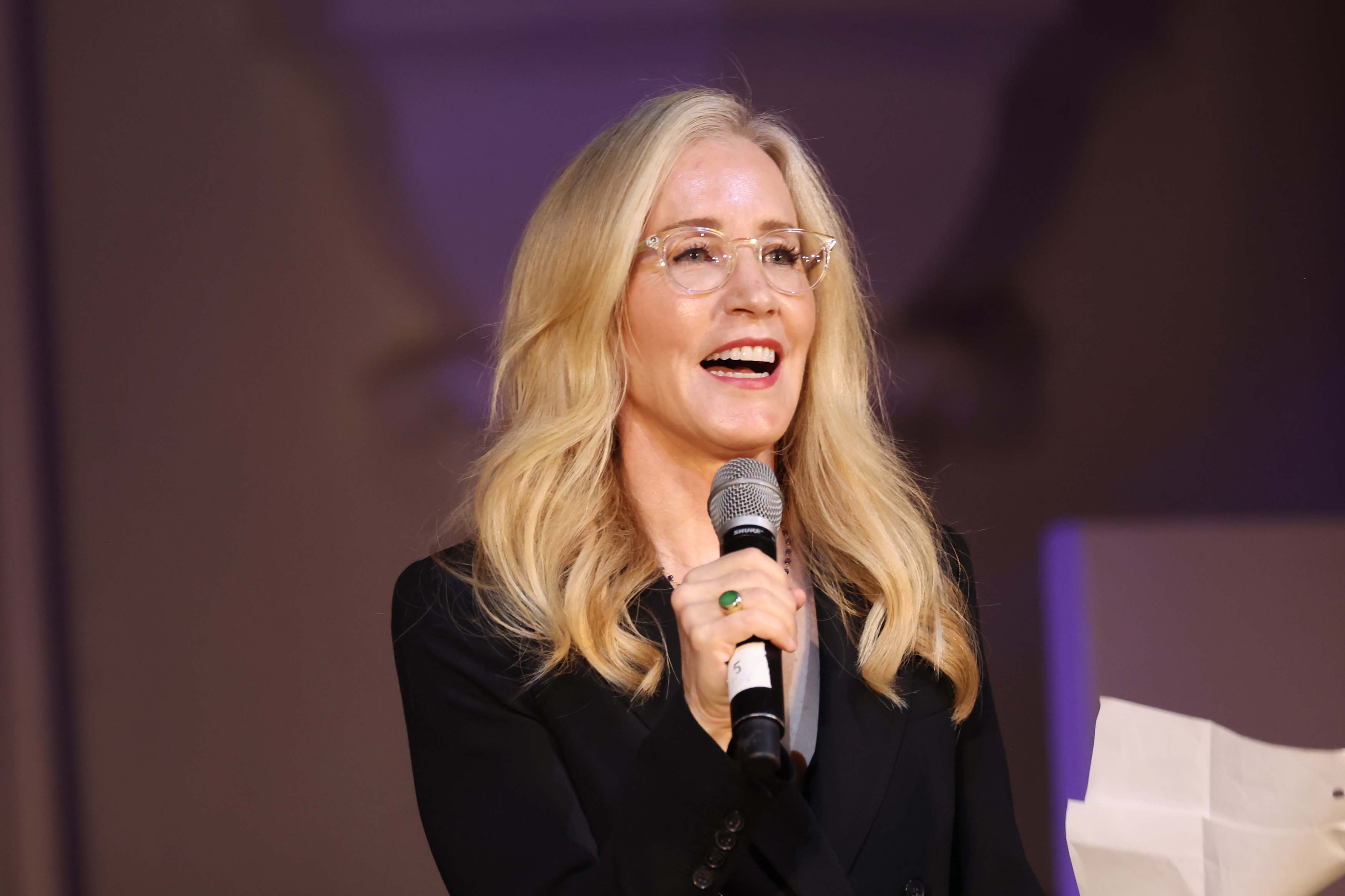 Felicity Huffman regressa ao trabalho após escândalo de fraude e suborno